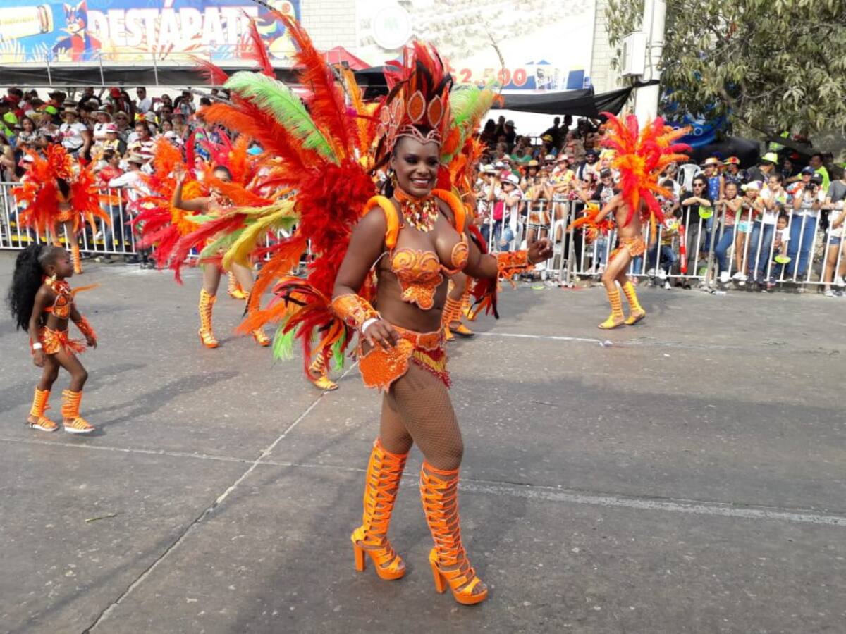 Vestidos de colores en las comparsas 