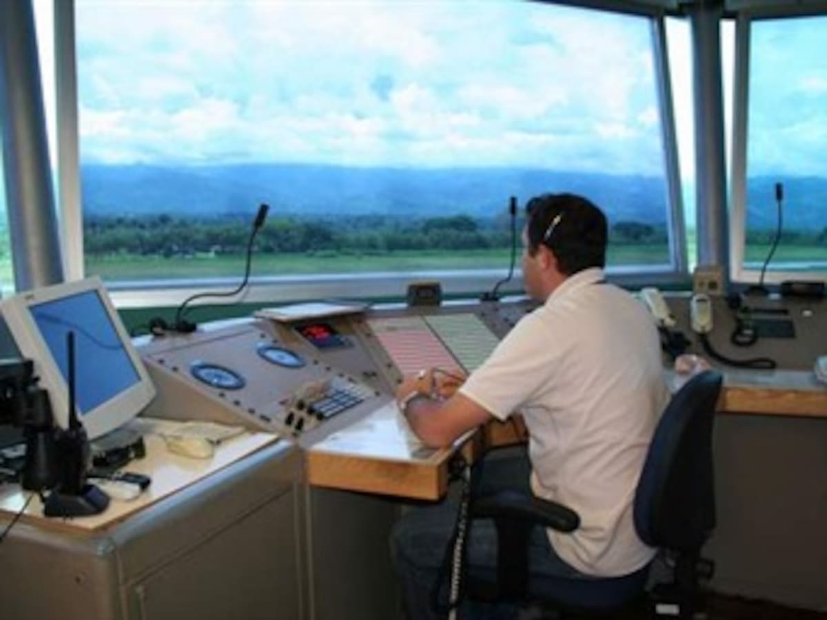 Capturan tres funcionarios de Aerocivil por licencias falsas