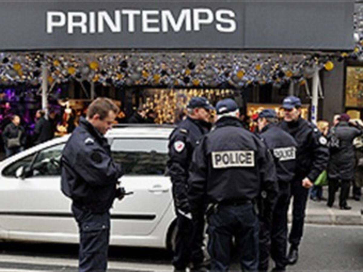 Francia aumenta la seguridad tras hallar explosivos en gran almacén de París