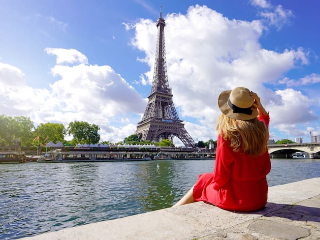 Mujer apreciando la Torre Eiffel en París (Foto vía Getty Images)