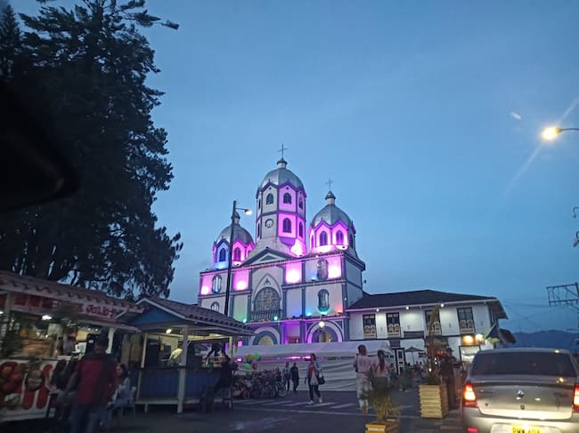 Al fondo la parroquia Inmaculada Concepción de Filandia, Quindío en días de verano. Foto: Adrián Trejos