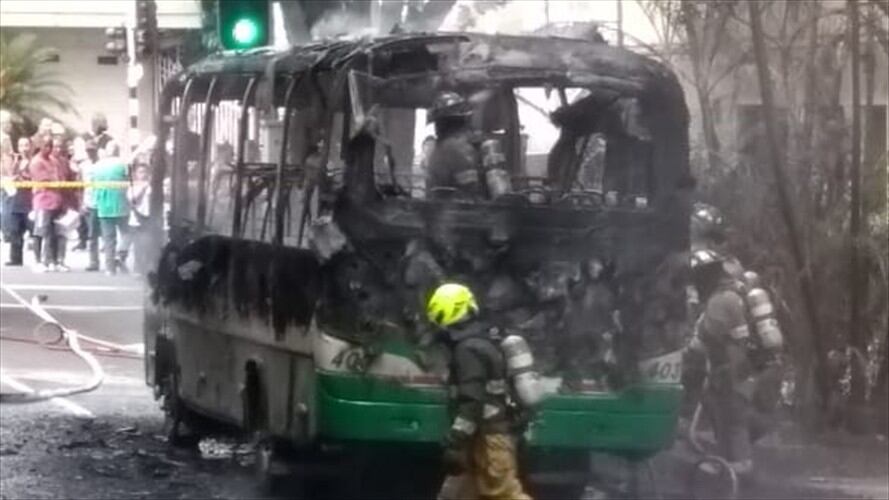 bus habría sido incendiado en el occidente de Medellín. Foto: