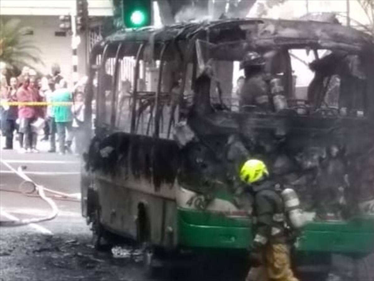 Incendian un bus de la empresa Coonatra en el occidente de Medellín