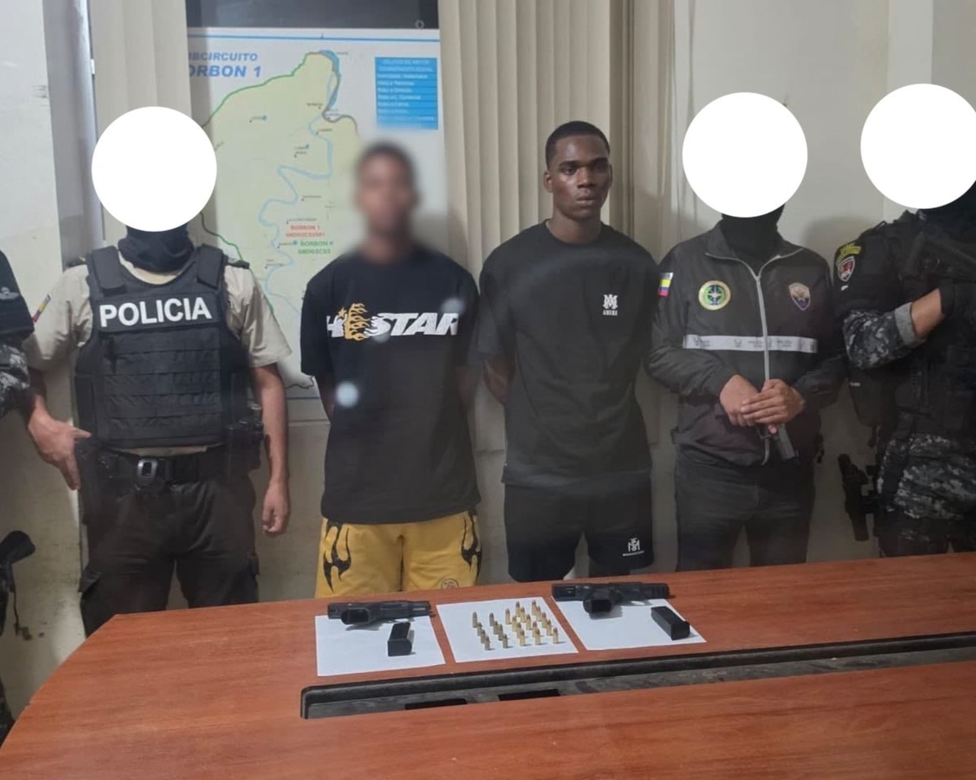Captura de Byron Edward Corozo Batioja y 'Danielito', miembros de Los Chechenos, confirmada por la policía ecuatoriana en la región de frontera con Colombia
(Foto:  Cortesía X minInterior de Ecuador John Reimberg )
