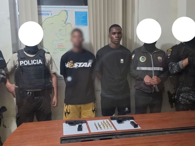Captura de Byron Edward Corozo Batioja y 'Danielito', miembros de Los Chechenos, confirmada por la policía ecuatoriana en la región de frontera con Colombia
(Foto: Cortesía X minInterior de Ecuador John Reimberg )