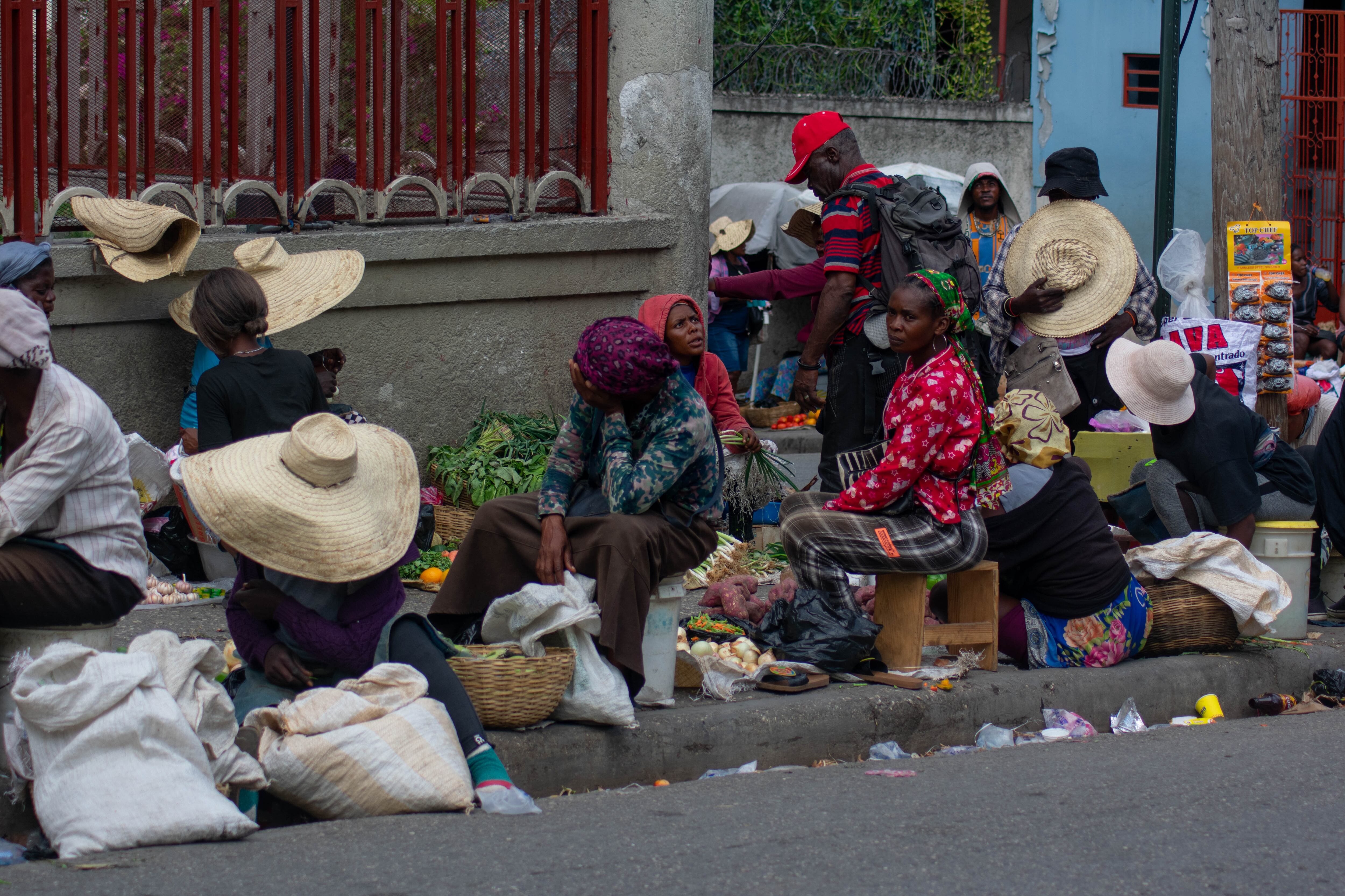 Mujeres venden algunos productos en una feria, este viernes en Puerto Príncipe (Haití). El país se enfrenta por estos días a jornadas de violencia y tensión mientras se ultiman los detalles del consejo presidencial de transición que deberá ponerse de acuerdo en la designación de un nuevo primer ministro y se prepara el camino para la celebración de elecciones presidenciales. EFE/ Siffroy Clarens