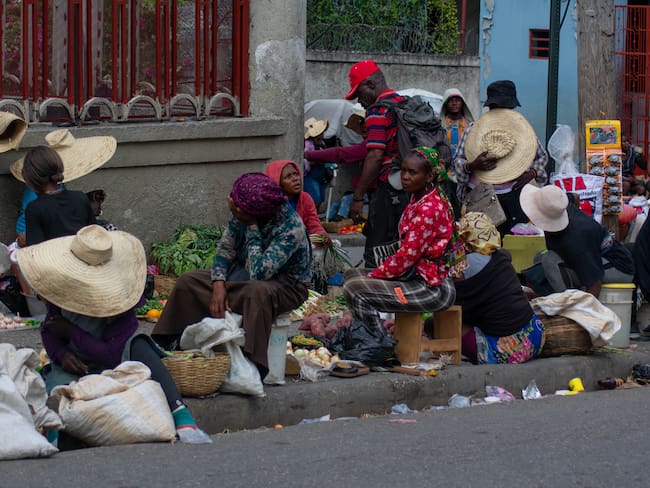 Mujeres venden algunos productos en una feria, este viernes en Puerto Príncipe (Haití). El país se enfrenta por estos días a jornadas de violencia y tensión mientras se ultiman los detalles del consejo presidencial de transición que deberá ponerse de acuerdo en la designación de un nuevo primer ministro y se prepara el camino para la celebración de elecciones presidenciales. EFE/ Siffroy Clarens
