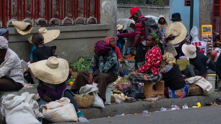 AME8892. PUERTO PRÍNCIPE (HAITÍ), 15/03/2024.- Mujeres venden algunos productos en una feria, este viernes en Puerto Príncipe (Haití). El país se enfrenta por estos días a jornadas de violencia y tensión mientras se ultiman los detalles del consejo presidencial de transición que deberá ponerse de acuerdo en la designación de un nuevo primer ministro y se prepara el camino para la celebración de elecciones presidenciales. EFE/ Siffroy Clarens
