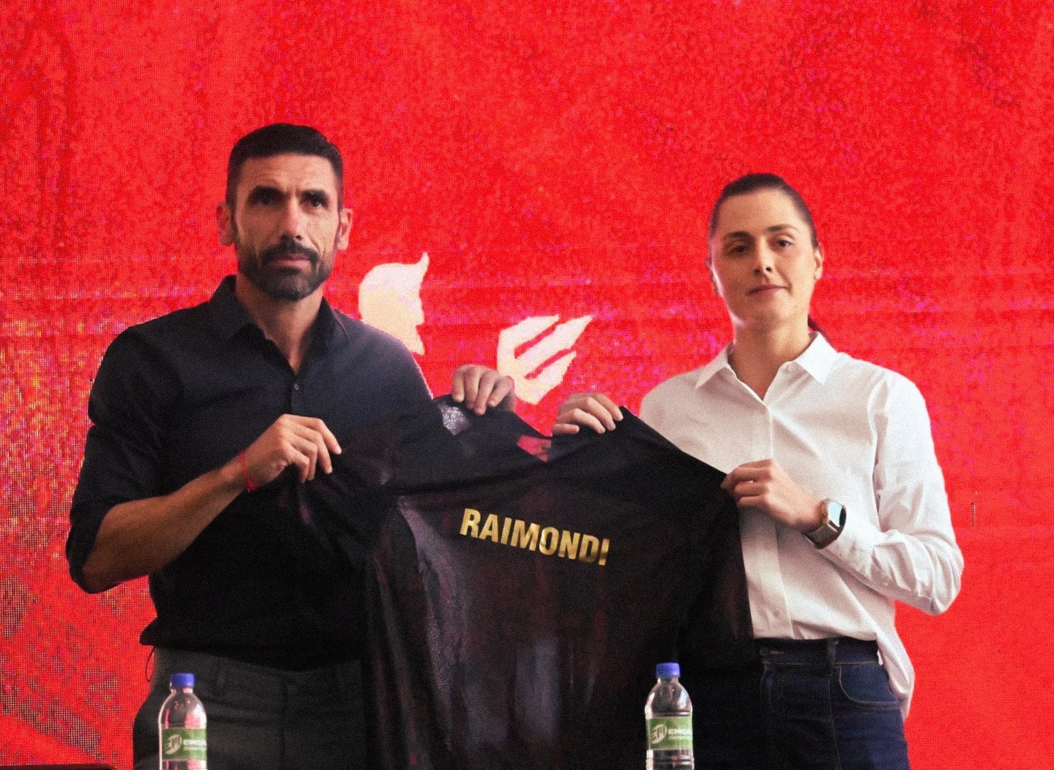 Diego Raimondi, nuevo entrenador del América, y Marcela Gómez, presidente del club / América