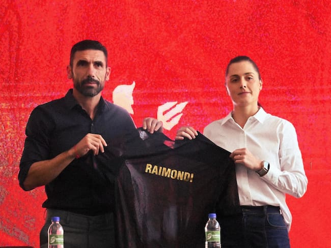 Diego Raimondi, nuevo entrenador del América, y Marcela Gómez, presidente del club / América