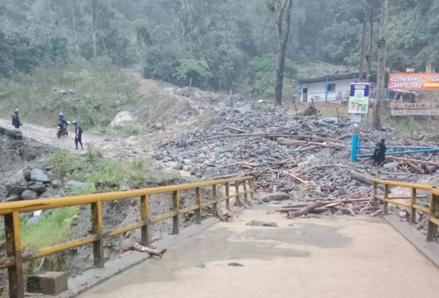 Caída de material de arrastre sobre la vía