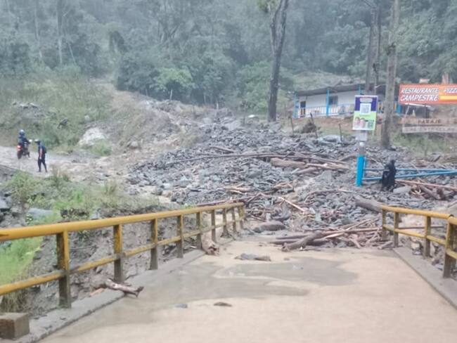 Caída de material de arrastre sobre la vía