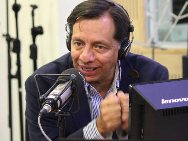 Santos se equivoca al no tomar una decisión sobre la Policía: Riveros