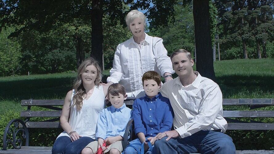 Una familia contrató a una fotógrafa inexperta y las imágenes resultaron graciosas. Foto: Facebook / Pam Dave Zaring