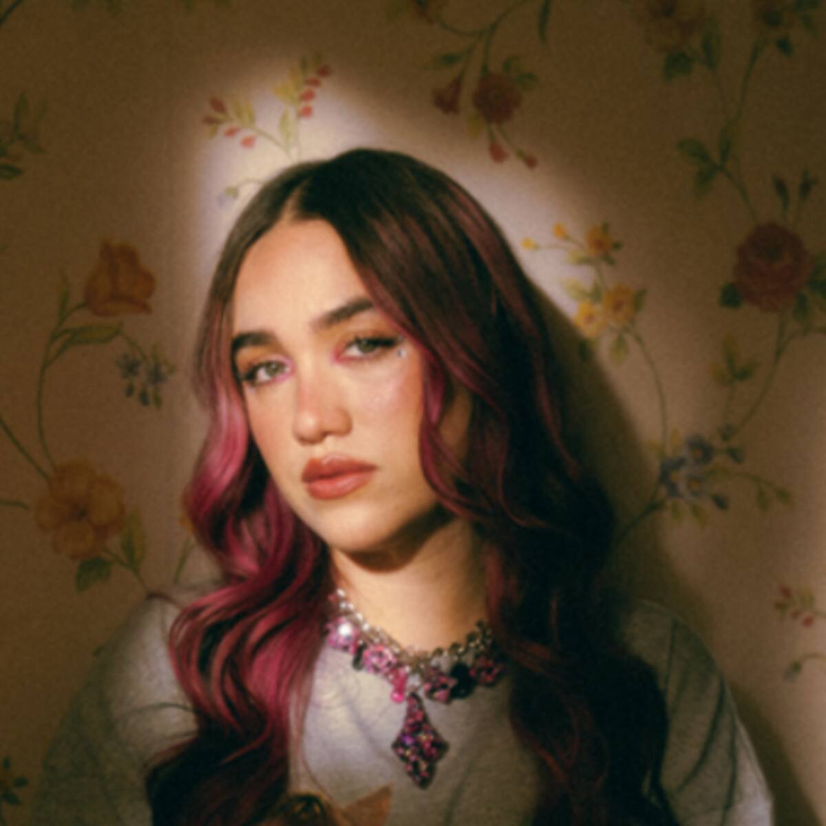ELA TAUBERT, ganadora del Latin Grammy, lanza su muy anticipado álbum debut ‘PREGUNTAS A LAS 11:11’