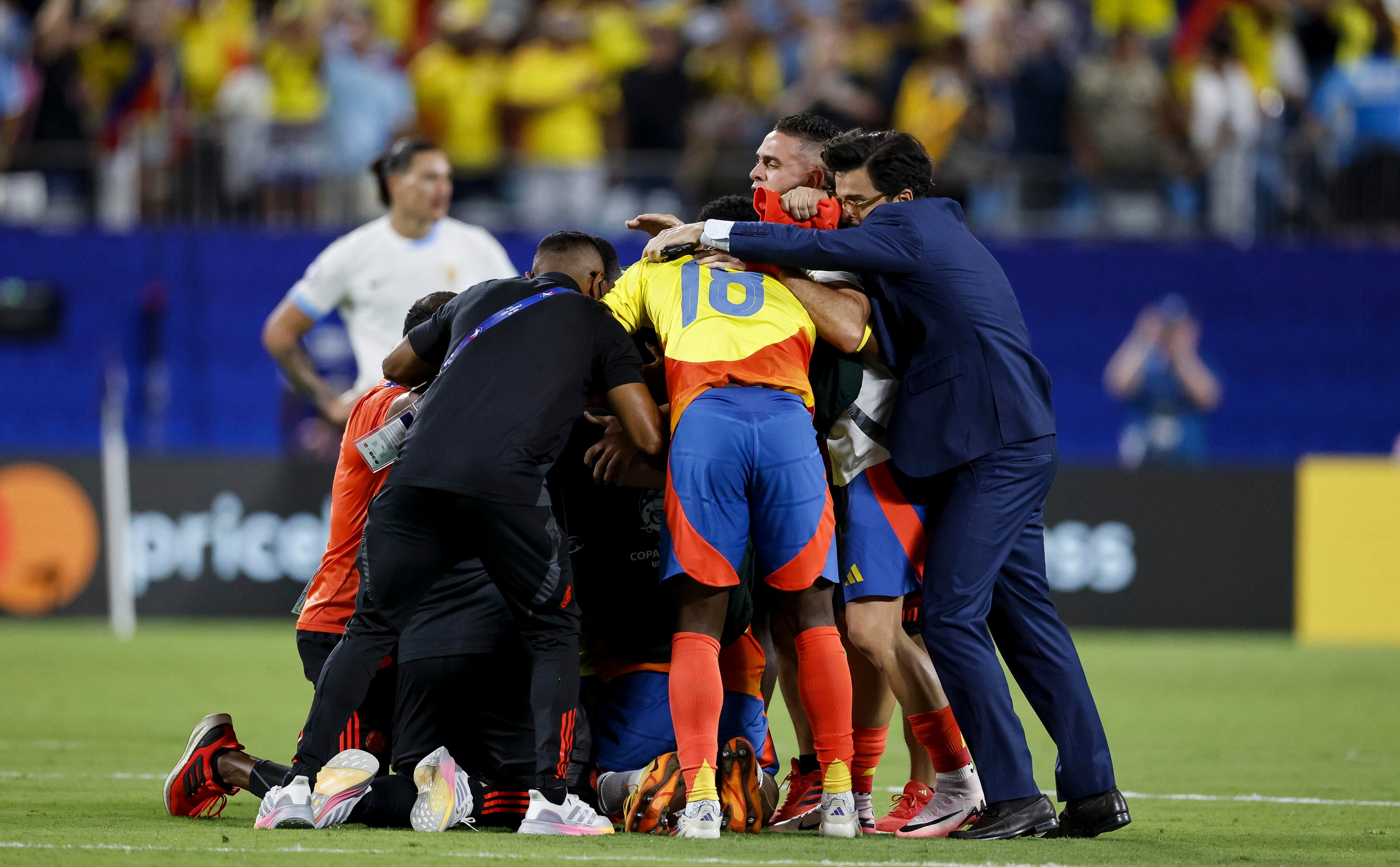 Los jugadores de la Selección Colombia celebran la clasificación de una final de la Copa América. EFE/ERIK S. LESSER