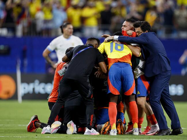 Los jugadores de la Selección Colombia celebran la clasificación de una final de la Copa América. EFE/ERIK S. LESSER