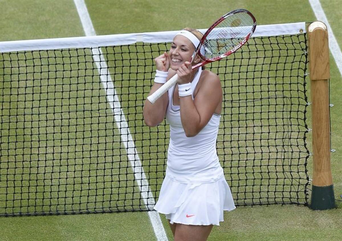 La tenista alemana Sabine Lisicki celebra la victoria conseguida frente a la estonia Kaia Kanepi, en el partido de cuartos de final del torneo de tenis de Wimbledon.