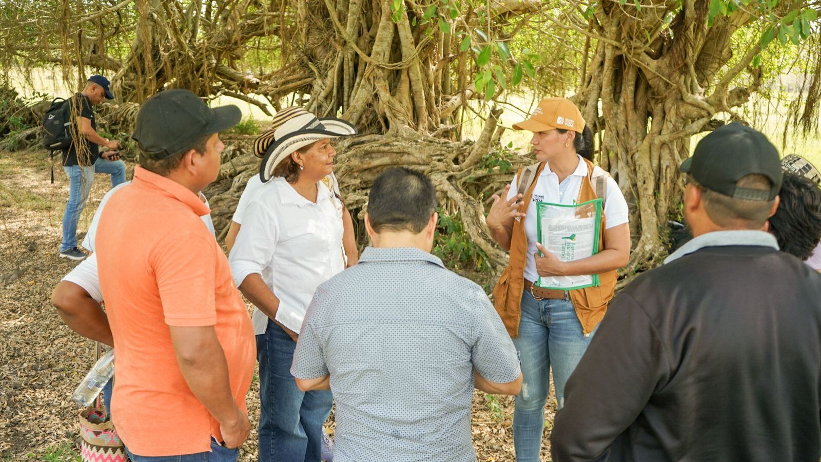Momento de la entrega a campesinos por parte de funcionario de la Agencia Nacional de Tierras.