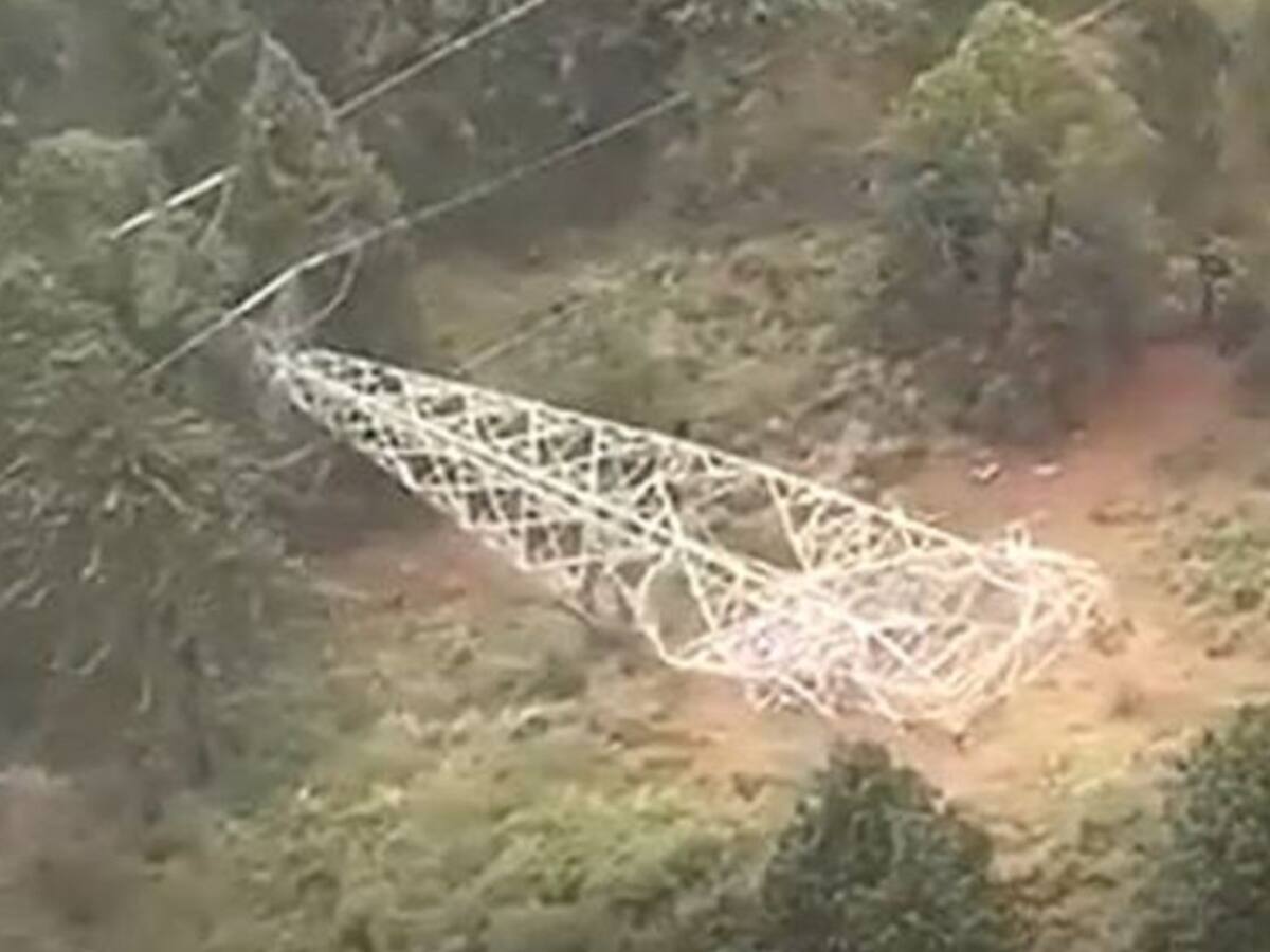 Activan carga explosiva contra torre de energía en Medellín