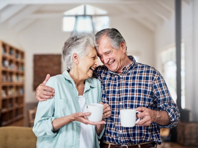 Personas de la tercera edad tomando café (Getty Images).