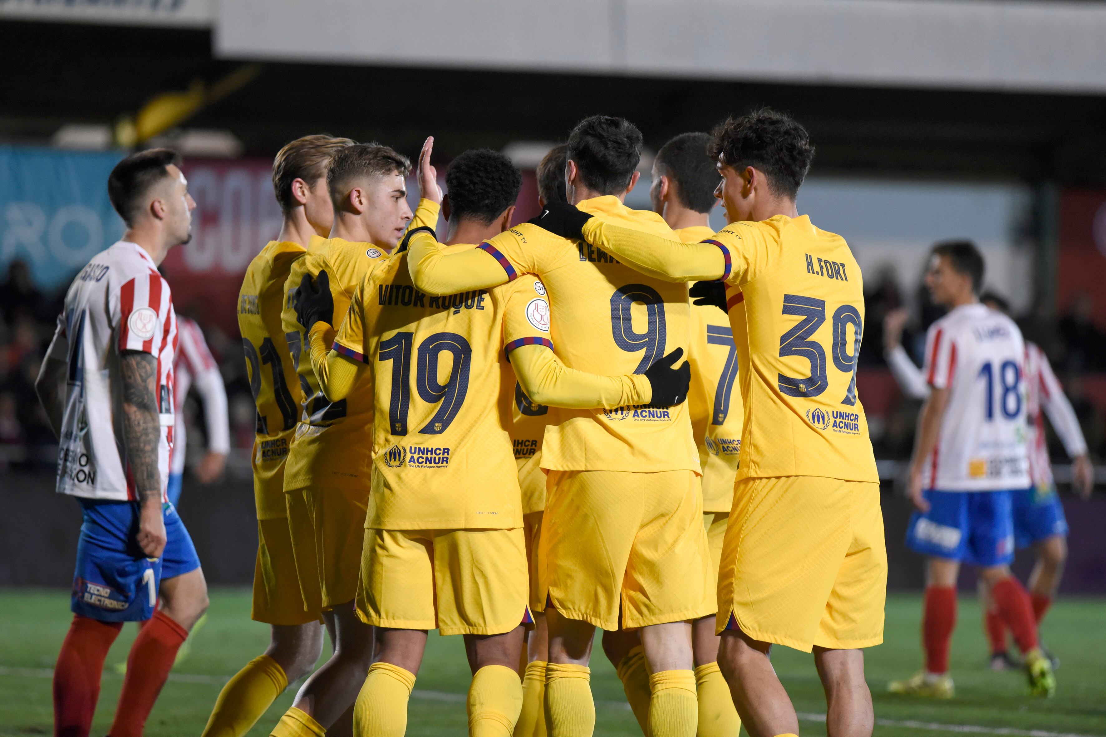 BARBASTRO (HUESCA), 07/01/2024.- Los jugadores del FC Barcelona celebran el gol de su equipo anotado por el delantero polaco Robert Lewandowski durante el encuentro correspondiente a los dieciseisavos de final de la Copa del Rey disputado hoy domingo en el Estadio Municipal de la localidad oscense. EFE/ Javier Blasco