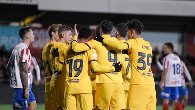 BARBASTRO (HUESCA), 07/01/2024.- Los jugadores del FC Barcelona celebran el gol de su equipo anotado por el delantero polaco Robert Lewandowski durante el encuentro correspondiente a los dieciseisavos de final de la Copa del Rey disputado hoy domingo en el Estadio Municipal de la localidad oscense. EFE/ Javier Blasco