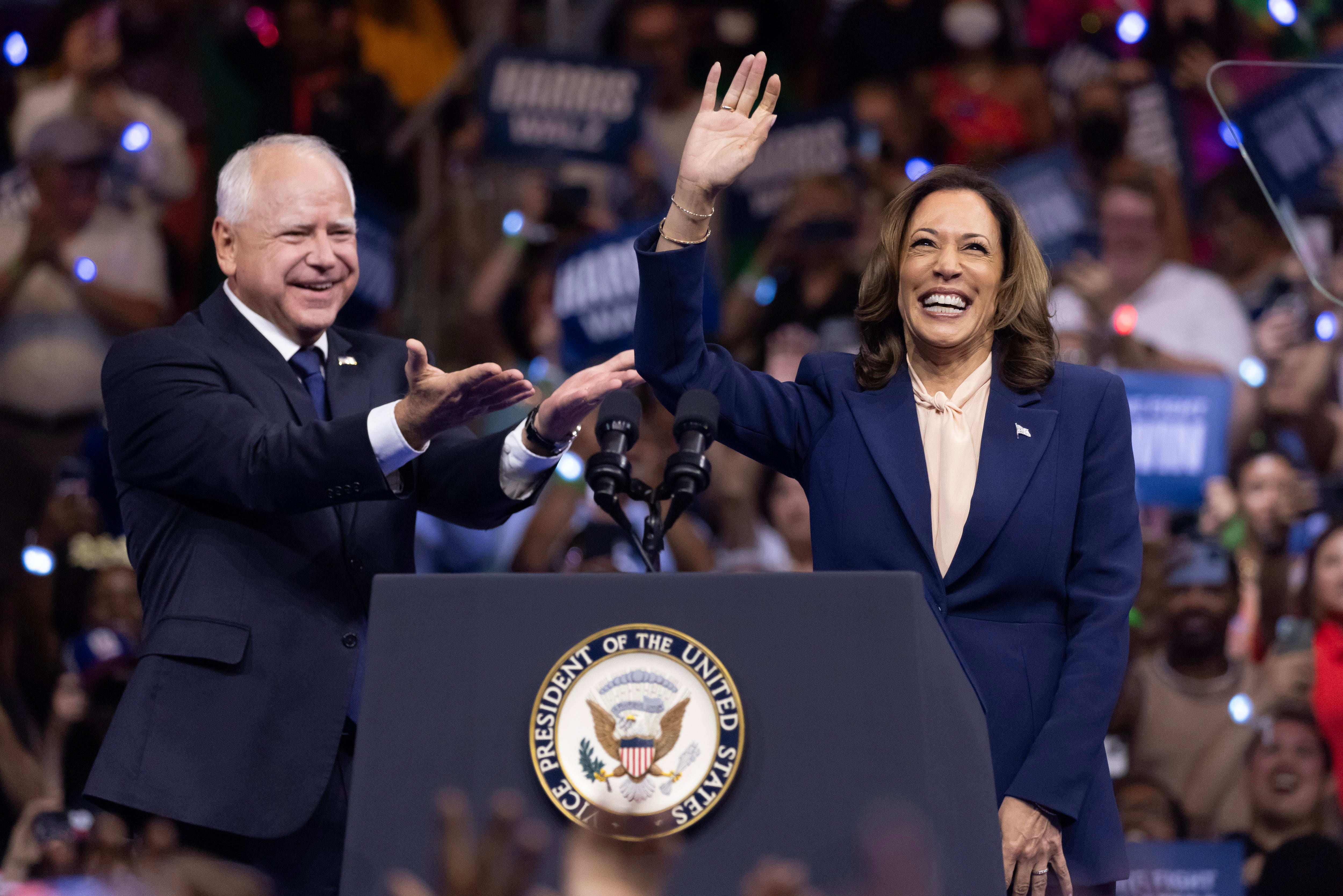 Philadelphia (United States), 06/08/2024.- Democratic presidential candidate US Vice President Kamala Harris (R) holds a campaign rally with her new running mate Democratic vice presidential candidate Minnesota Governor Tim Walz (L) at the Liacouras Center at Temple University in Philadelphia, Pennsylvania, USA, 06 August 2024. Earlier, Harris announced Walz as her running mate for the 2024 presidential election and this is their first campaign event together. (Filadelfia) EFE/EPA/MICHAEL REYNOLDS