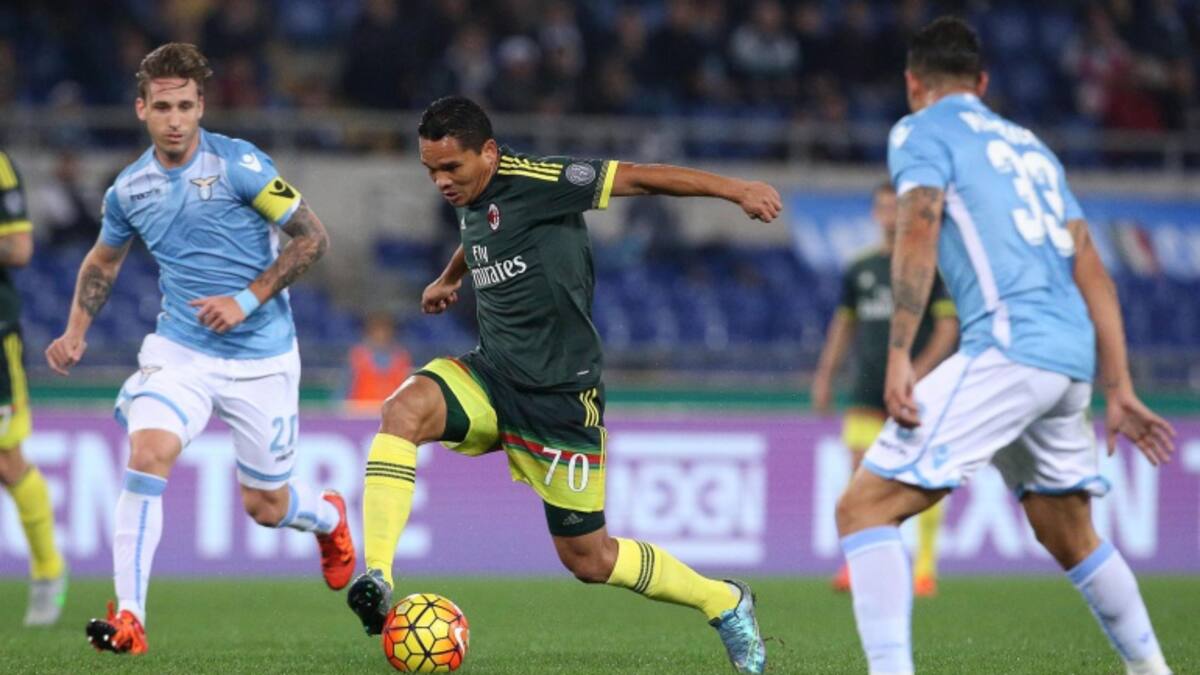Carlos Bacca marca y sentencia el triunfo del Milan sobre la Lazio