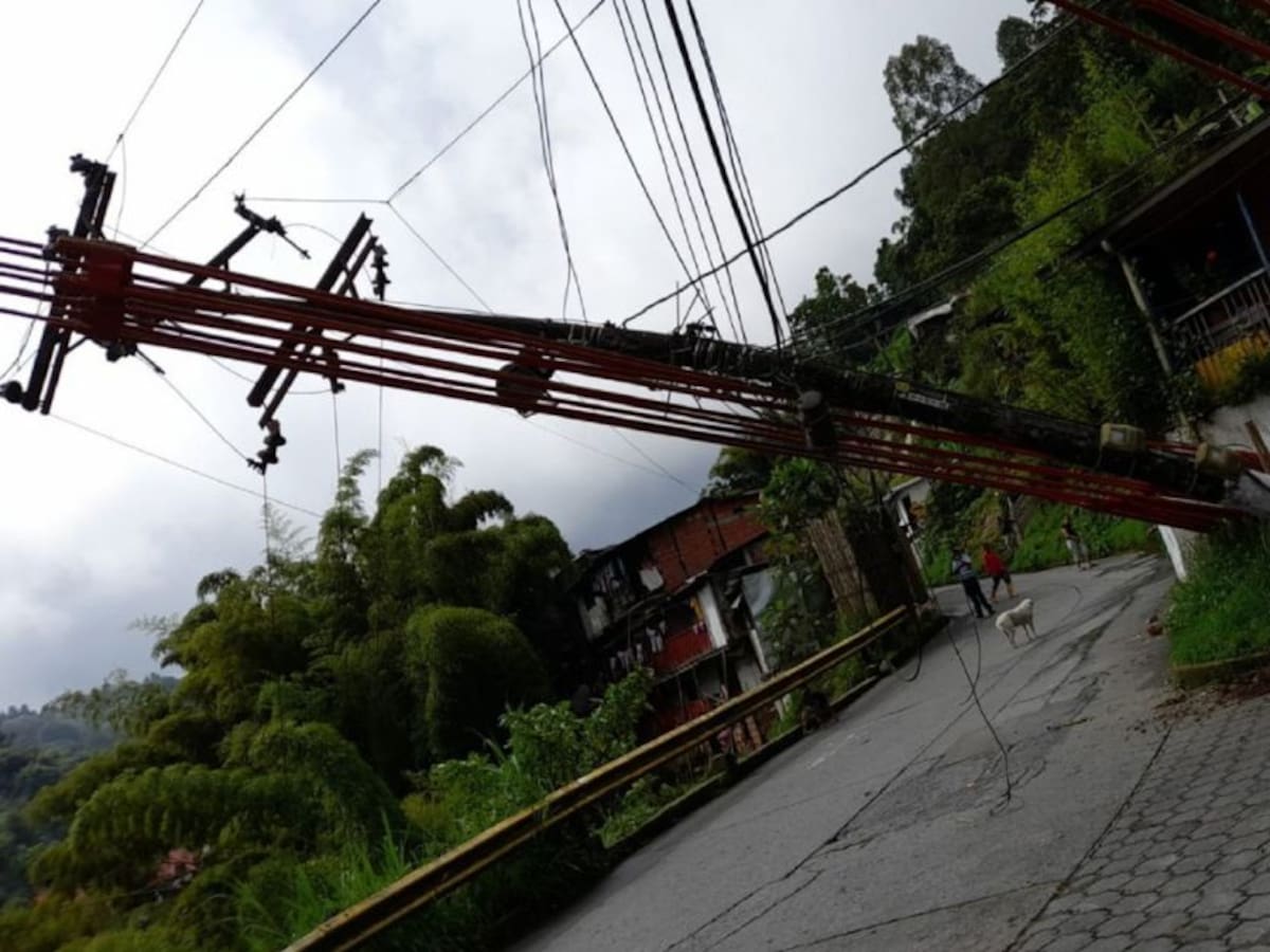 La caída de un poste provoca el cierre total del puente Olivares