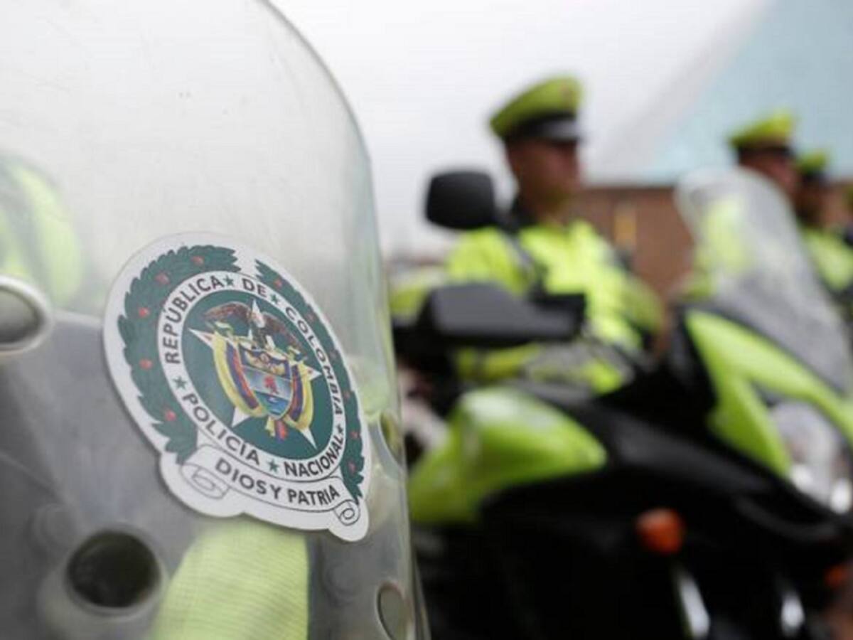 Delincuentes atacan a uniformados de la policía cerca a centro comercial