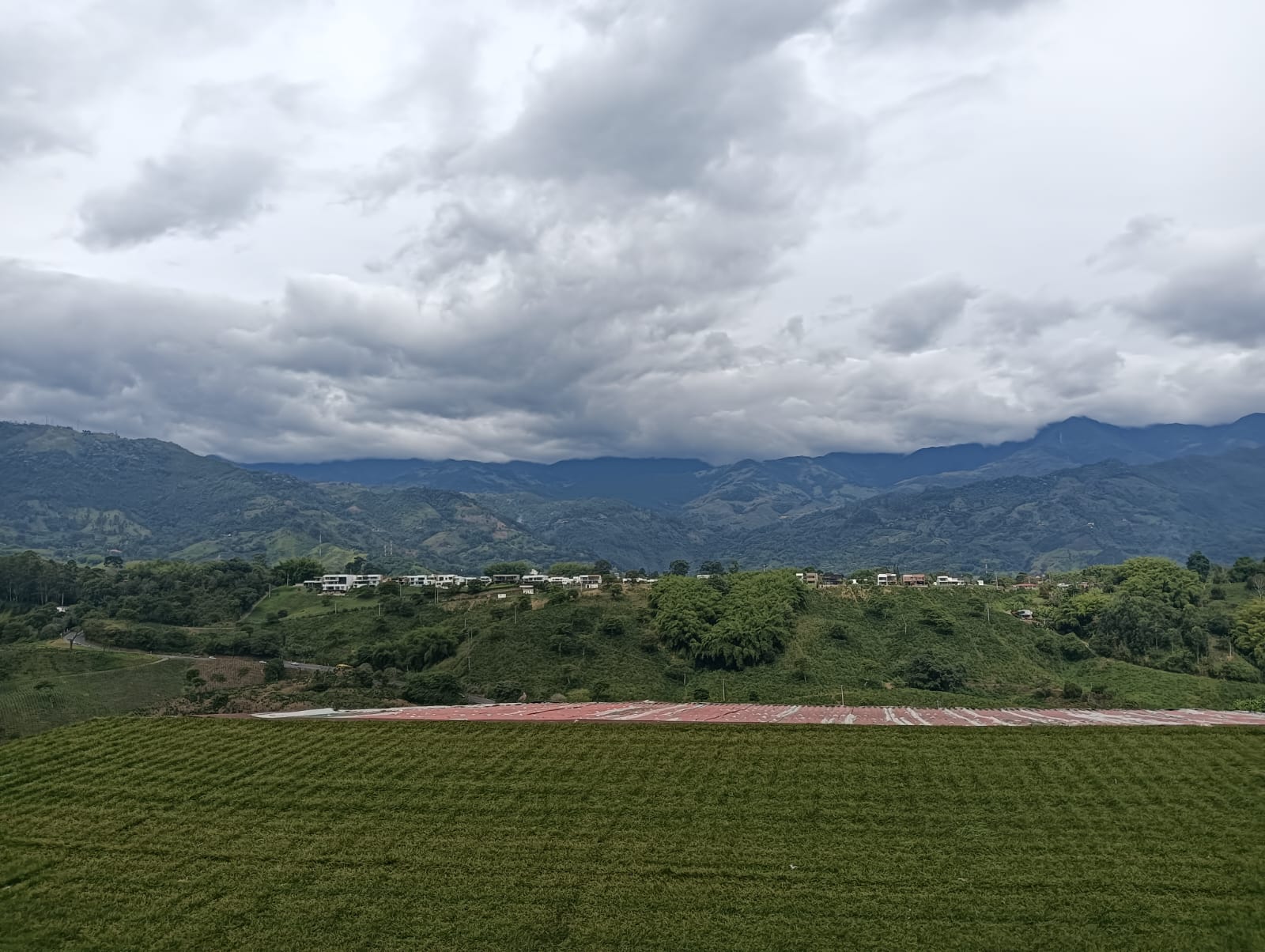Los hermosos paisajes del Quindío desde la avenida Centenario en Armenia. Foto: Adrián Trejos