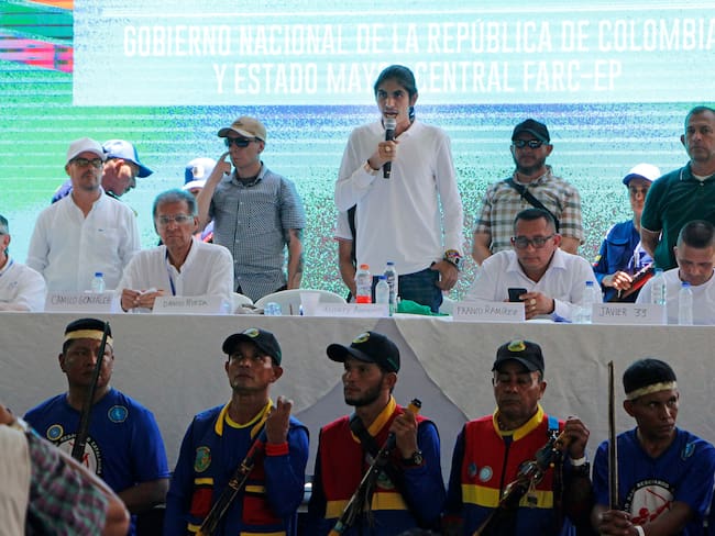 AME5516. TIBÚ (COLOMBIA), 08/10/2023.- El vocero de la delegación del EMC, Andrey Avendaño (c), habla hoy durante el acto en el que las delegaciones del Gobierno y del Estado Mayor Central (EMC), principal disidencia de las FARC, instalan la mesa de diálogo y el arranque del cese al fuego bilateral, en el municipio de Tibú, en la convulsa región del Catatumbo (Colombia). El EMC, disidencia formada antes de la firma de la paz con las FARC, agrupa a unas 3.400 personas en varios frentes liderados por alias &quot;Iván Mordisco&quot;. Este grupo ya había pactado un cese al fuego con el Gobierno a principios de año que se iba a extender hasta junio, pero fue roto de forma parcial en mayo en cuatro departamentos después de que las disidencias asesinaran a cuatro menores indígenas a los que antes habían reclutado. EFE/ Mario Caicedo

