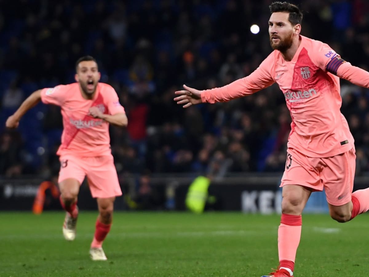 Dos golazos de Messi inclinaron el derbi catalán para el Barcelona