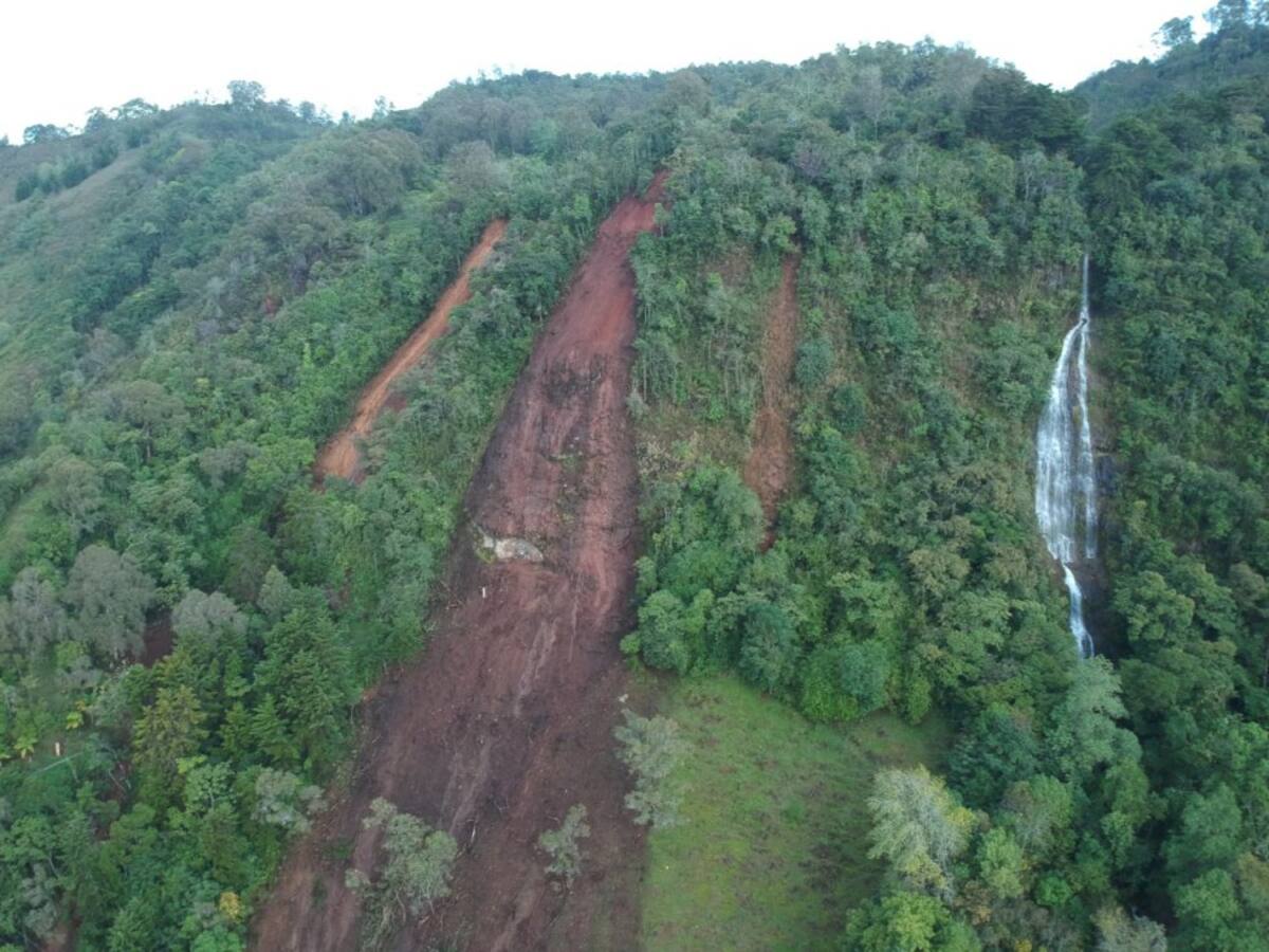 El puente de acceso de la vía principal colapsó y la otra vía alterna por Tarso y pueblo rico está afectado.