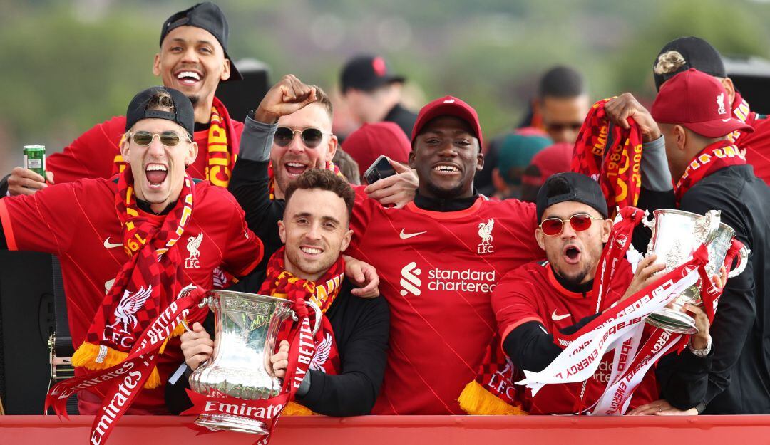 Jugadores del Liverpool con los trofeos de la FA Cup y la Carabao Cup