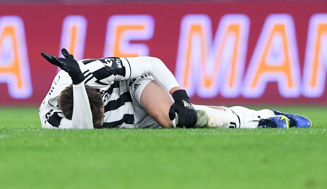 Federico Chiesa se lamenta de una lesión en la rodilla izquierda.