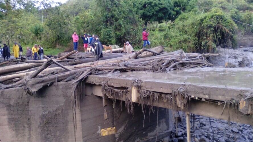 Las fuertes lluvias registradas en las últimas horas produjeron el desbordamiento de la quebrada San Andrés y graves afectaciones a tres puentes vehiculares y cuatro peatonales. Foto: Defensa Civil