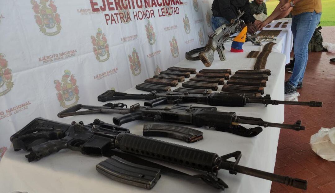 En la operación se incautó abundante armamento y material explosivo. 