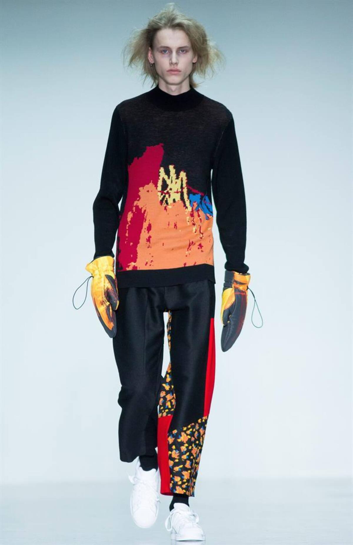 Una serie de modelos presentan la colección de otoño, invierno 2015 en la semana de la moda masculina en Londres, Inglaterra, que se realizará hasta el próximo 12 de enero.