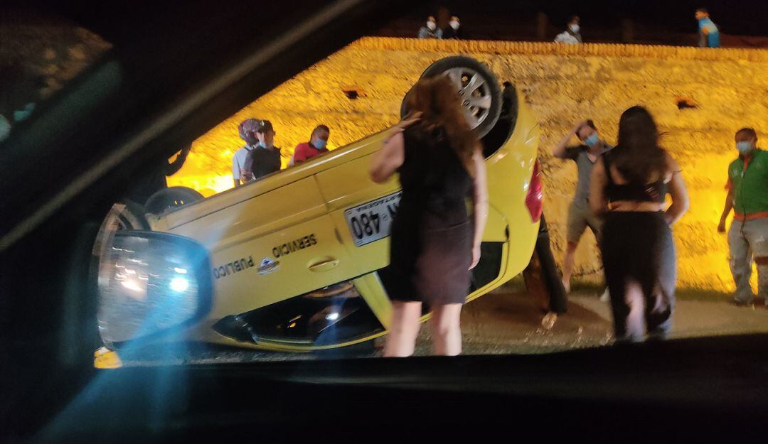 Las primeras hipótesis indican que el tren trasero del vehículo presentó una avería, lo que provocó que el conductor perdiera el control