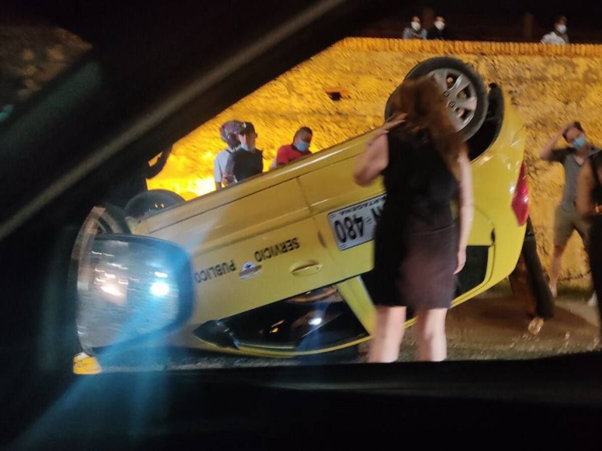 Taxi sufrió accidente y se volcó en la Avenida Santander de Cartagena