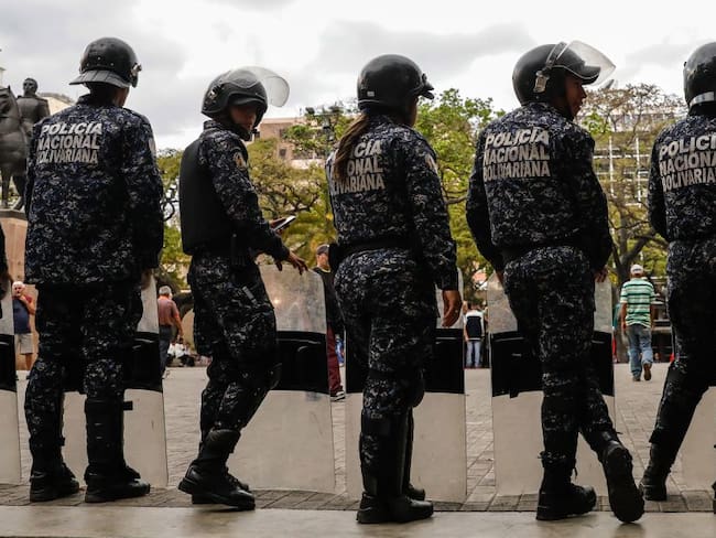 Denuncian fuerte golpiza a periodista polaco por policías venezolanos