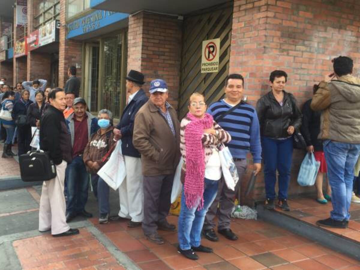 Denuncian largas filas para reclamar medicamentos de la Eps Capital Salud
