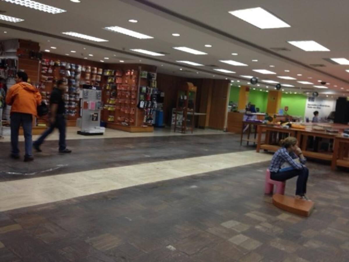 Llega diciembre y en los estantes de los almacenes en Caracas y otras ciudades se ven pocas mercancías, por causa de las medidas del gobierno que tiene en aprietos a los comerciantes, según afirman los empresarios y sectores de la oposición. Estantes vacíos.