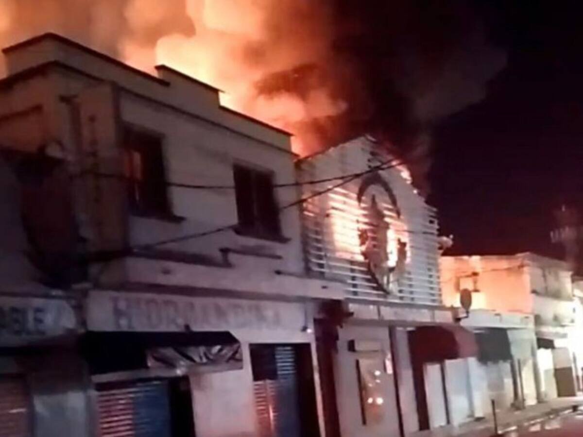 En el 'limbo' más de 26 empleados tras incendio en Mercado de Santa Marta