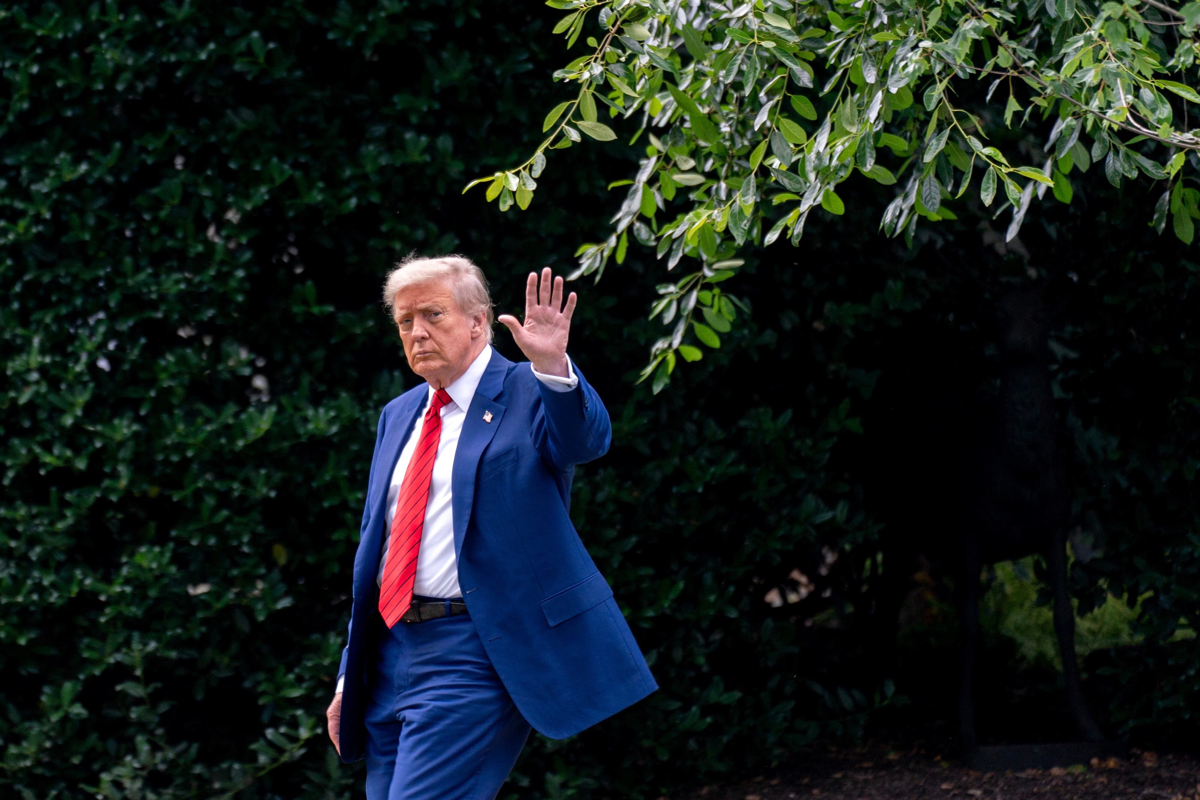 Washington, DC (United States), 20/06/2025.- US President Donald Trump walks on the South Lawn of the White House before boarding Marine One in Washington, DC, USA, 20 June 2025. EFE/EPA/STEFANI REYNOLDS / POOL
