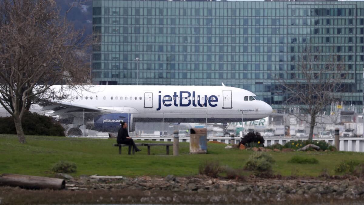 Demandan a JetBlue para bloquear la fusión con Spirit: ¿qué implicaciones tiene?
