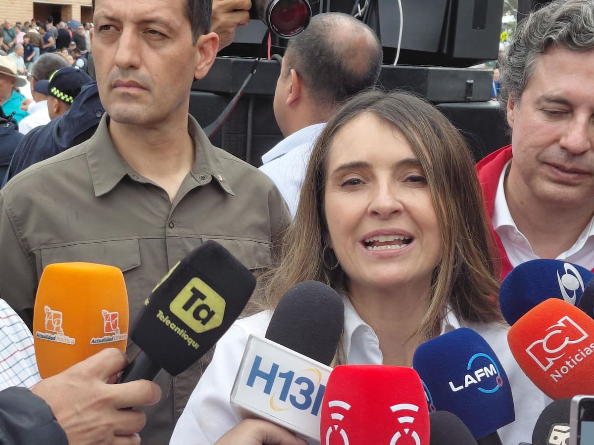 Paloma Valencia propone comprar tres billones de pesos en medicamentos para solucionar escasez