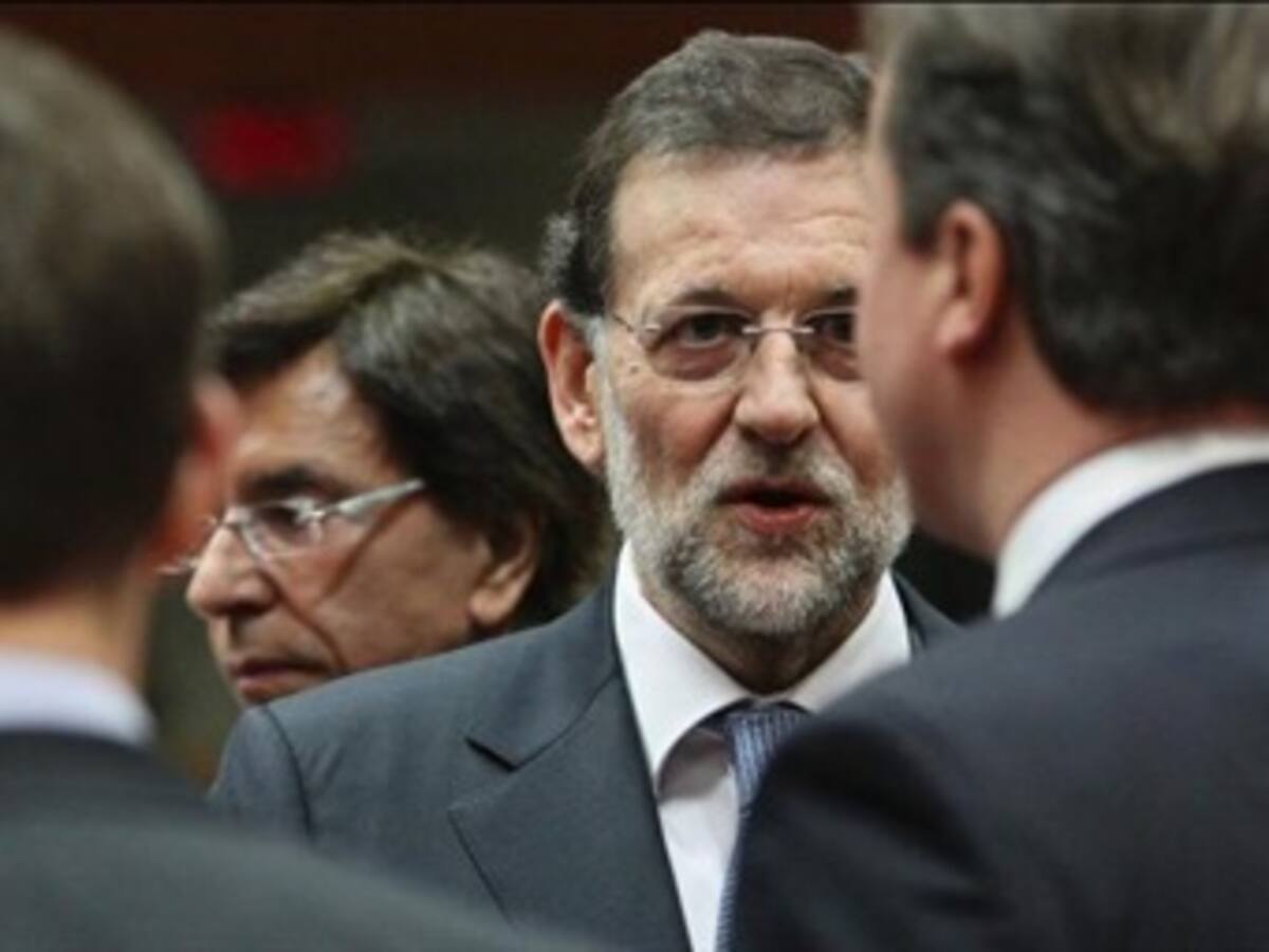 Centenares de personas se concentran en Madrid para protestar frente al congreso por medidas de Mariano Rajoy